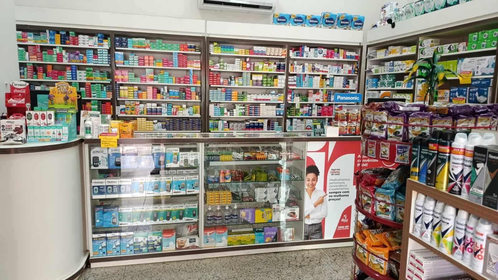 Balcão principal de atendimento da Farma Diet com aparelhos de pressão e conveniências